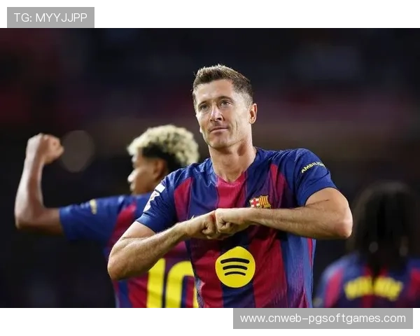 莱万点球射飞看台，诺坎普球迷惊呼后持续助威。